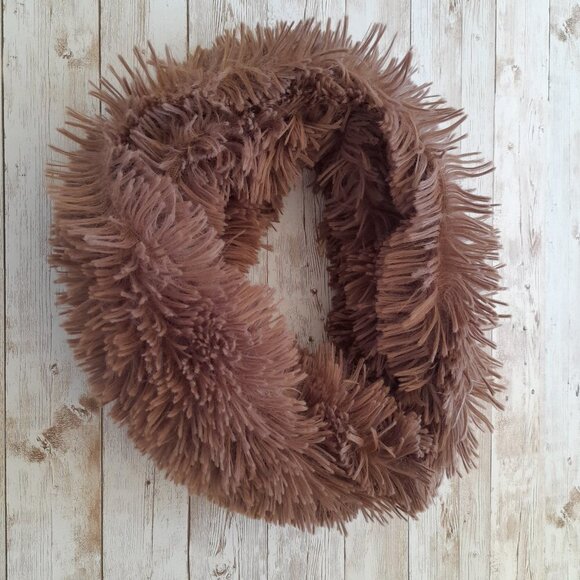 Steve Madden Shaggy Faux Fur Brown Infinity Scarf 16" x 10" - Picture 4 of 6